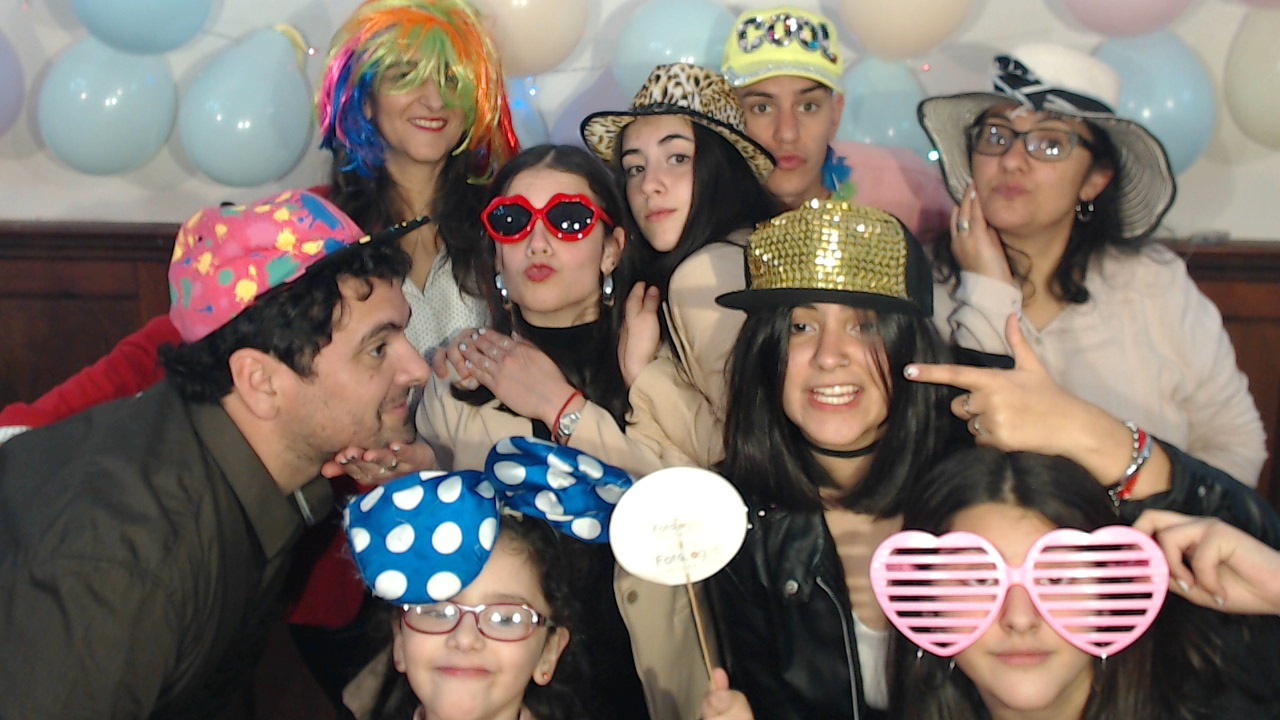 Cabina de fotos de fiesta de cumpleaños con accesorios divertidos