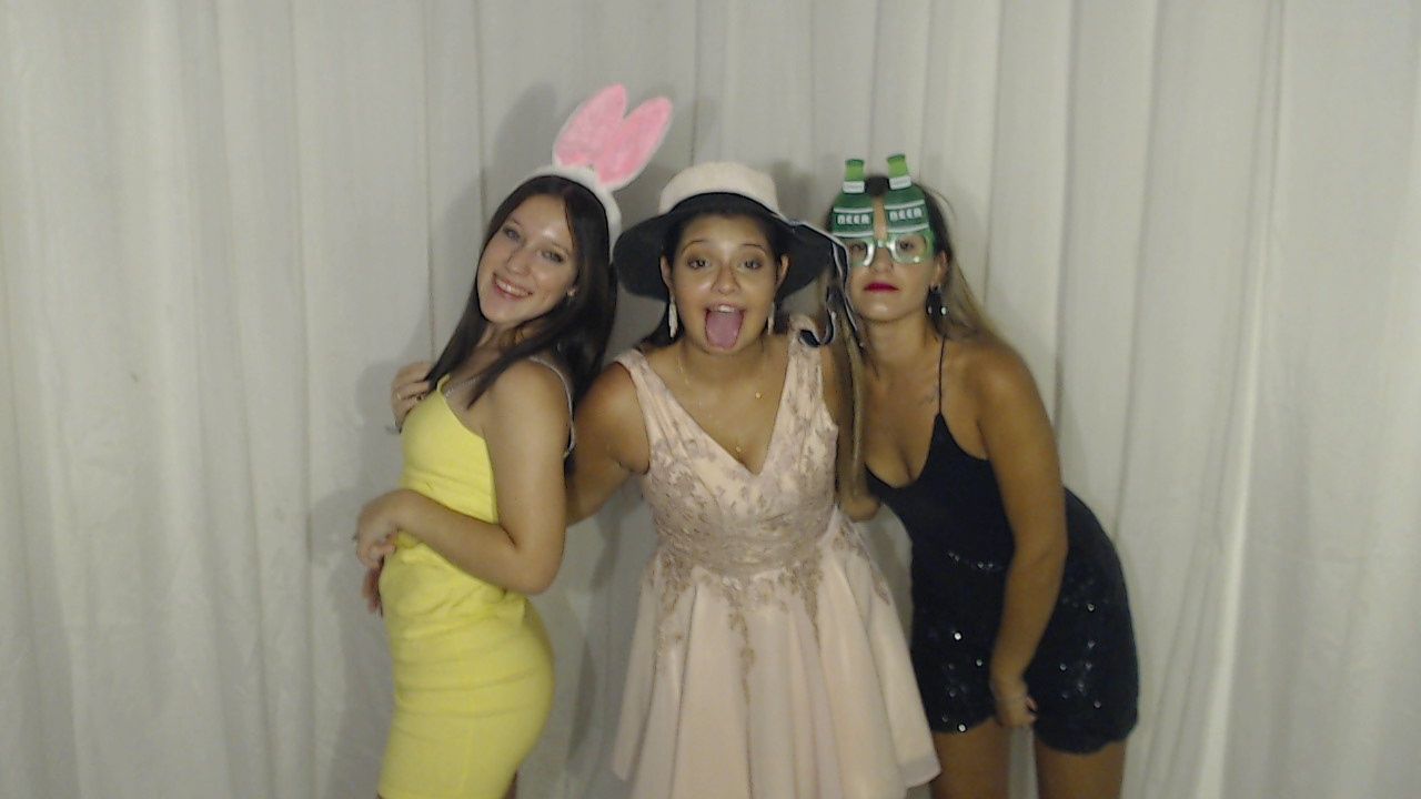 Cabina de fotos de festival con ambientación vibrante